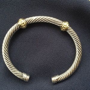 Authentic David Yurman w/ 2 gold stations. 5mm